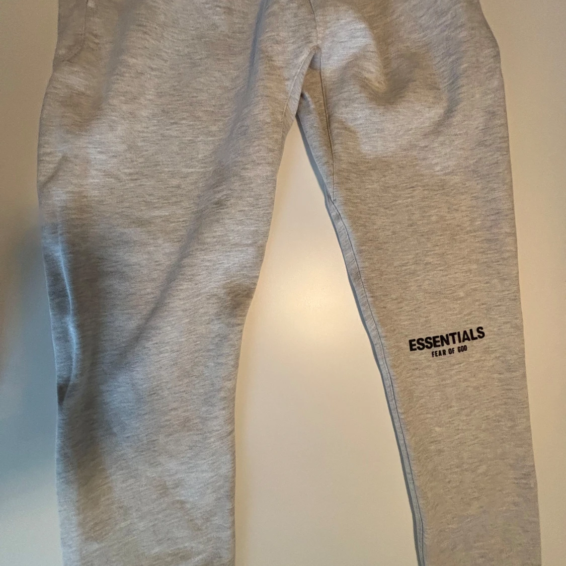 Ljus grå Essentials Fear of God byxa - 3