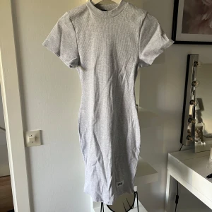 Lxa klänning - Superfin t shirtklänning från lxa som ej säljs längre, har samma passform som avoraklänningen☺️