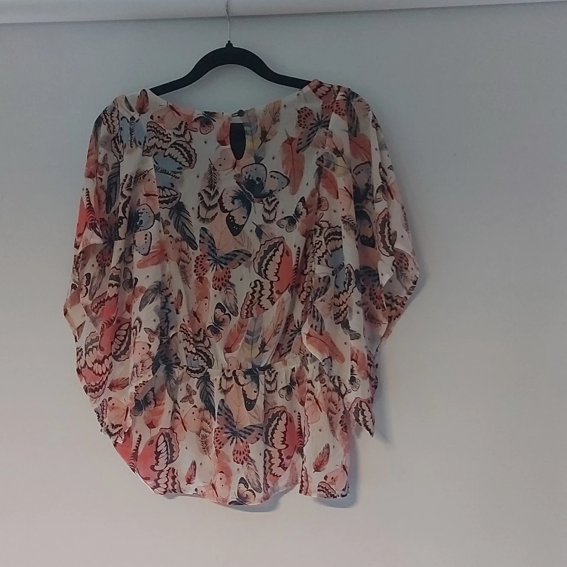 Färgglad blus med fjärilsmönster Lindex - 1