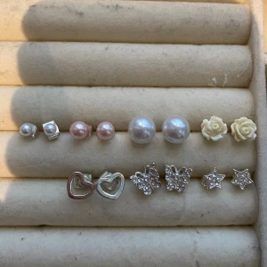 7 par örhängen - Säljer ett set med åtta par örhängen från glitter, Gina tricot💕