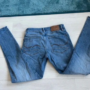 Jack & Jones jeans - Säljer nu dessa feta Jack & Jones jeans i strlk 30/34! Frågor är det bara skriva 