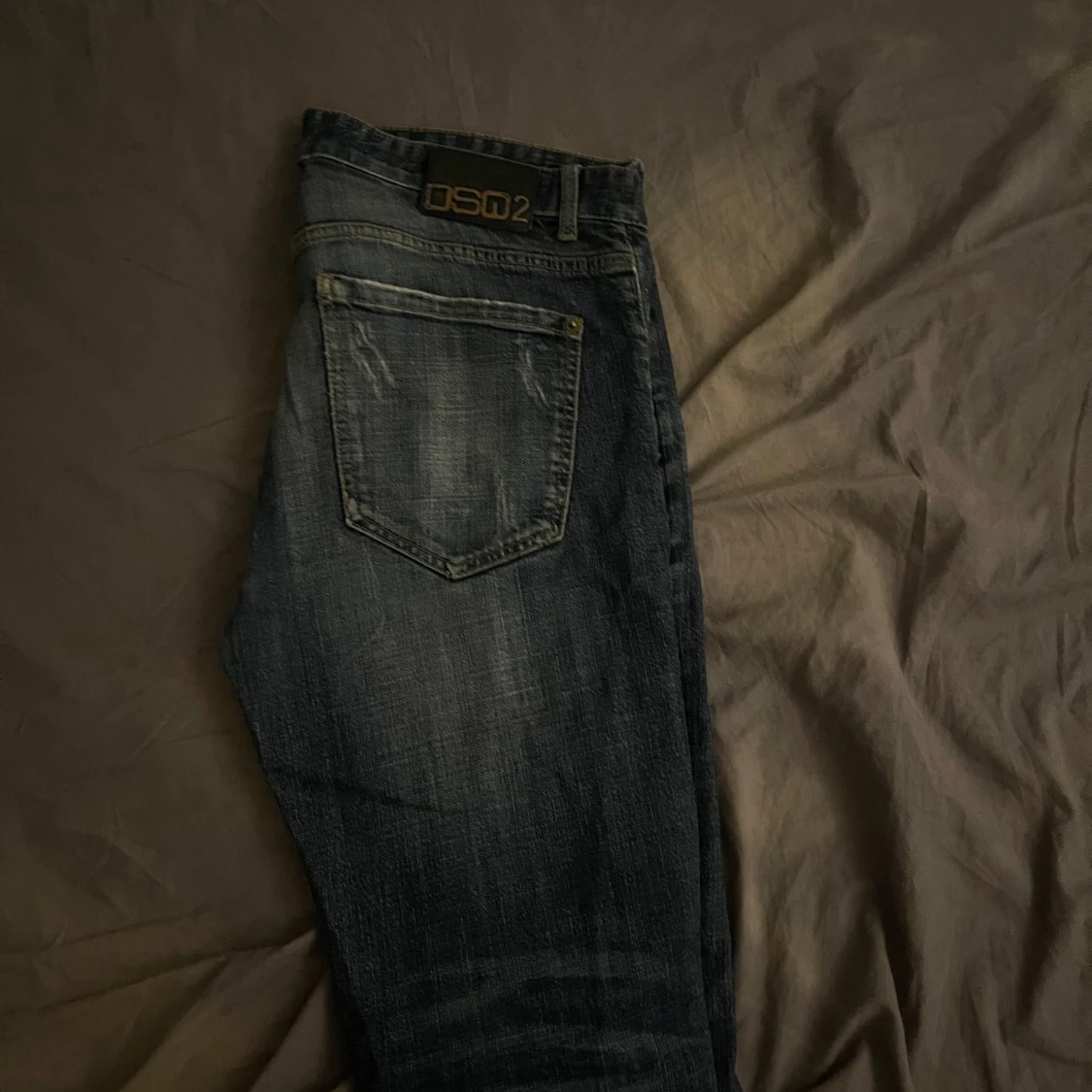 DSQ2 mörkblå jeans med slitningar