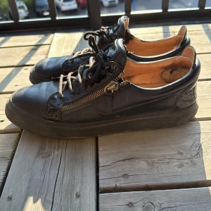 Giuseppe zanotti skor - Priset är väldigt bra för skorna, kan användas ett tag till