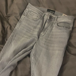 Blend Gråa slim fit jeans  - Säljer mina Blend slim fit jeans då de inte används. Har använts extremt lite för länge sedan. Nypris ligger på runt 700 men har ingen användning för de och säljer därför för lite. 