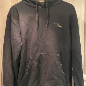 Hov1 hoodie  - Svart hov1 hoodie! Jätte bra skick!! Pris kan diskuteras!! Baksidan är hel svart utan tryck!