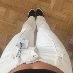 Beige low waist jeans - Helt nya med prislapp kvar low waist jeans ifrån berskha, storlek 38 men passar mig som brukar ha 36 också, jag är 164 cm som referens