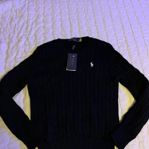 Svart stickad tröja från Ralph Lauren - Helt oanvänd, mycket bra kvalité. L men passar som en liten M.
