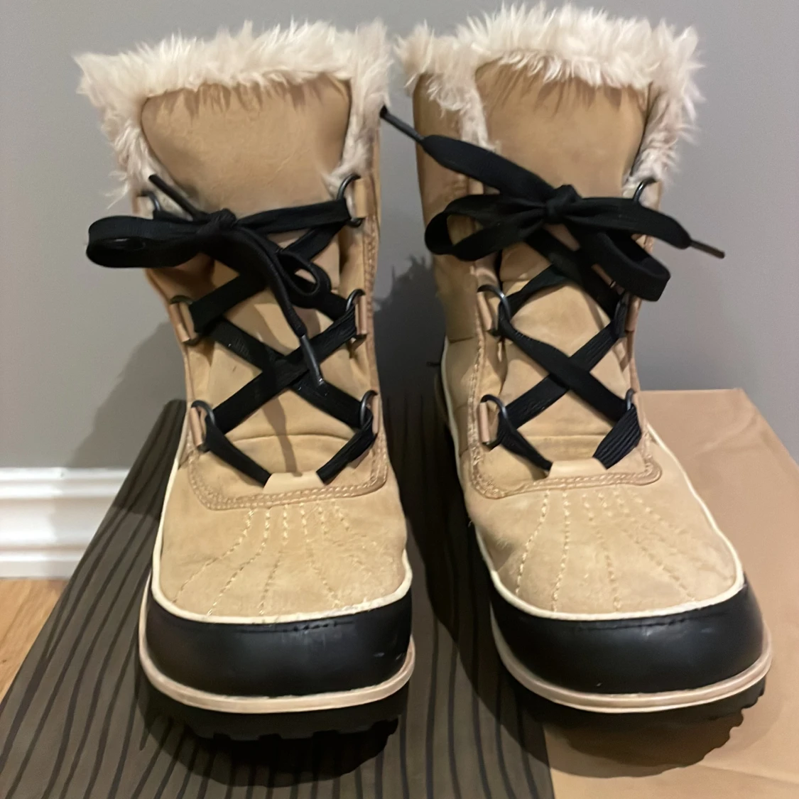 Sorel Tivoli II vinterboots med fuskpäls - 1