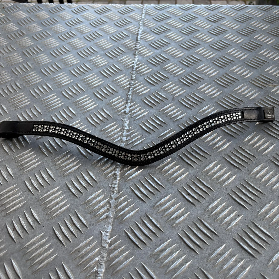 Svart pannband till träns