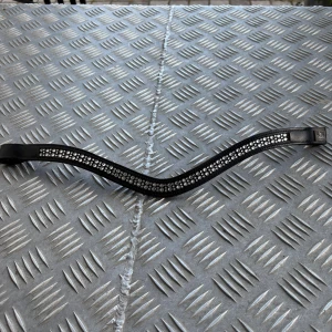 Svart pannband till träns - Snyggt svart pannband från SD Design i äkta skinn med glittriga strass-stenar längs hela bandet. Pannbandet har en svagt böjd form och metallbricka med logga på ena sidan. Perfekt för att ge tränset ett extra bling.