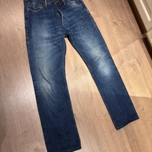 KOI Jeans - Snygga jeans från Kings of Indigo med sjuk patina/tvätt. Slim/straight fit. Storlek 29/32