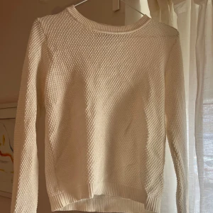 Vit stickad tröja från VILA - Säljer en vit stickad tröja från VILA i storlek M. Tröjan har ett snyggt strukturerat mönster med små bubblor och ribbade muddar vid hals, ärmslut och nederkant. Perfekt för dig som gillar enkel och clean stil med lite extra textur. aldrig använd!!! 🩷