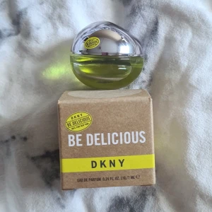 DKNY Be Delicious Eau de Parfum 7ml - Fräsch och fruktig parfym från DKNY, Be Delicious, i en söt miniflaska på 7 ml. Perfekt för resan, att ha i väskan/fickan eller för dig som samlar på mini parfymer. Flaskan är helt ny och oöppnad. 