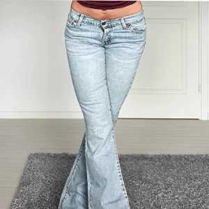 Levis - Midjemått: 35cm rakt över, innerbenslängd: 78cm 💕