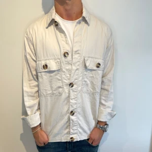 Beige Overshirt  - Riktigt snygg overshirt perfekt inför sommaren | Strl - S | Skick - 9/10 | Nypris - ca 1200kr | För ytterligare frågor är det bara att skriva 🗣️