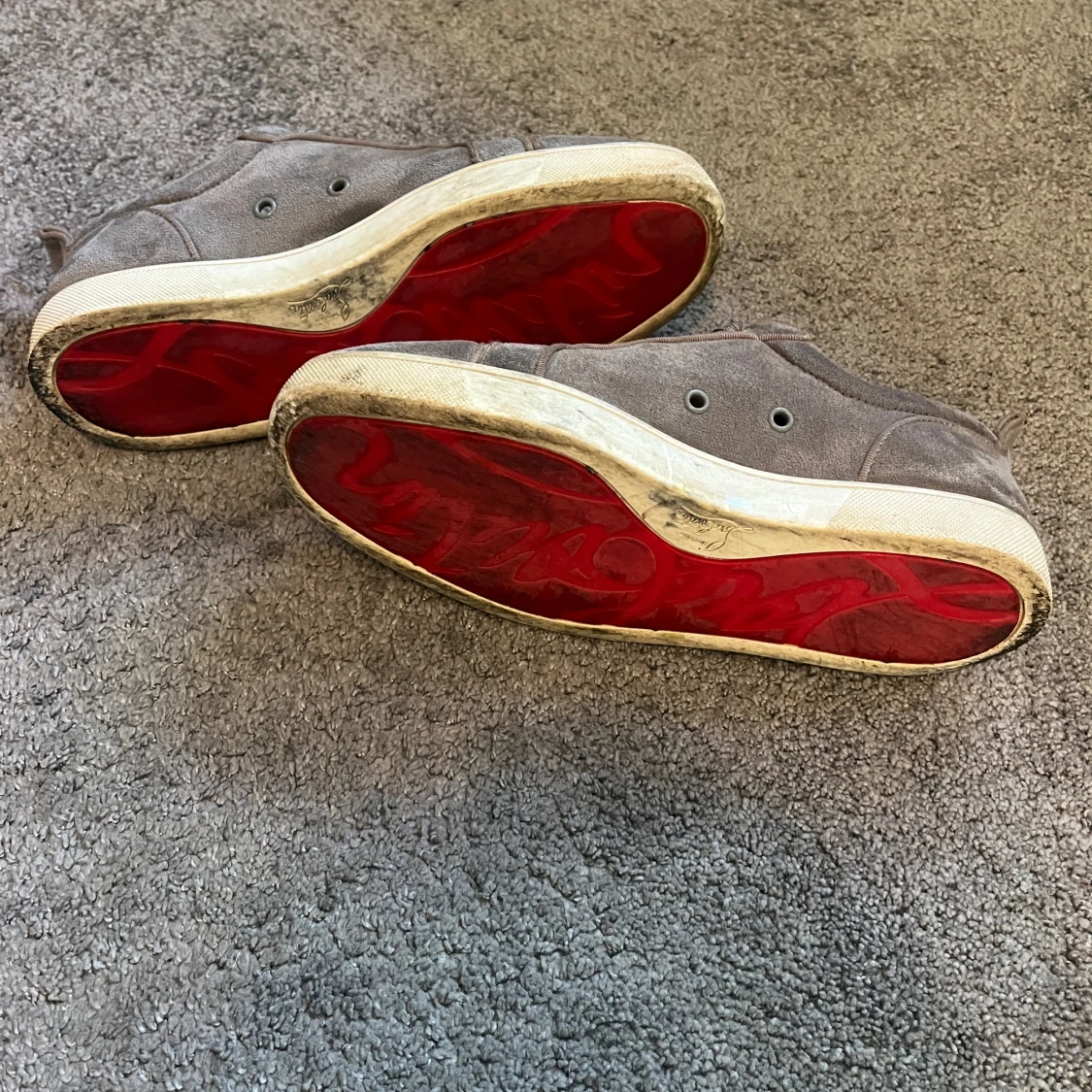 Grå mockasneakers med röd sula - 1