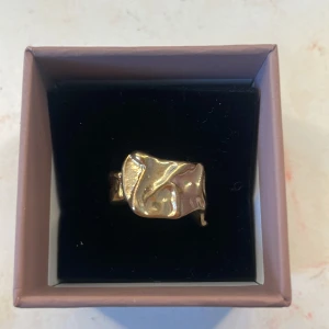 Chunky guldpläterad ring - Cool statementring i guldpläterad metall med en unik, skulpterad och skrynklig design