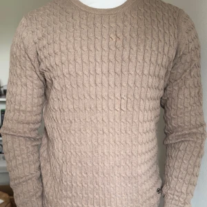 Stickad tröja från J.Lindeberg - Säljer den här svin snygga stickade tröjan från J.Lindeberg i storlek L men skulle nog säga att den är mer M, tröjan är skön och perfekt nu för hösten-vintern, priset är inte fast utan kan diskuteras!