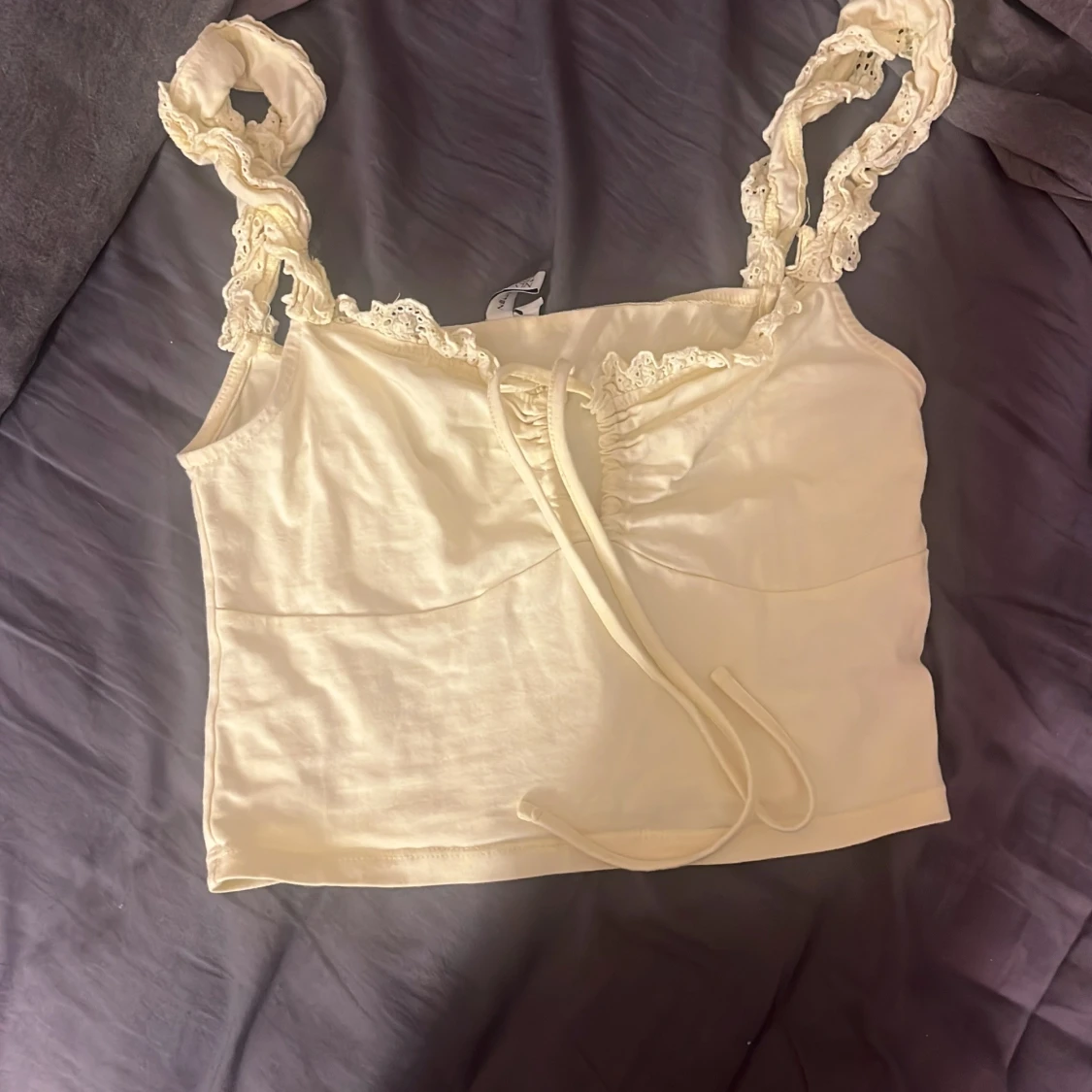 ljusgul linnetopp från NLY Trend