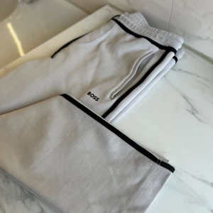 Boss mjukis  - Riktigt snygga Boss mjukisbyxor, i mycket bra skick, öppna längst ner, inget spänne, storlek XL, inga fläckar eller skador, de är som helt nya, Köpta för 1599kr på NK, hör av er vid frågor eller funderingar !