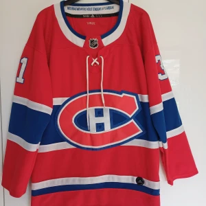 Montreal Canadiens Hockeytröja. - Säljer en Montreal Canadiens Hockeytröja i Jättefint skick bara att det är några fläckar på tröjan se bild 4 o 5 men det förstör inte tröjan för det, försvinner säkert i tvätt. Tryck Price nummer 31. Storlek: M     skicka iväg ett meddelande om du undrar något. :) 