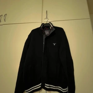 Gant kofta  - Den är i väldigt bra kvalitet 