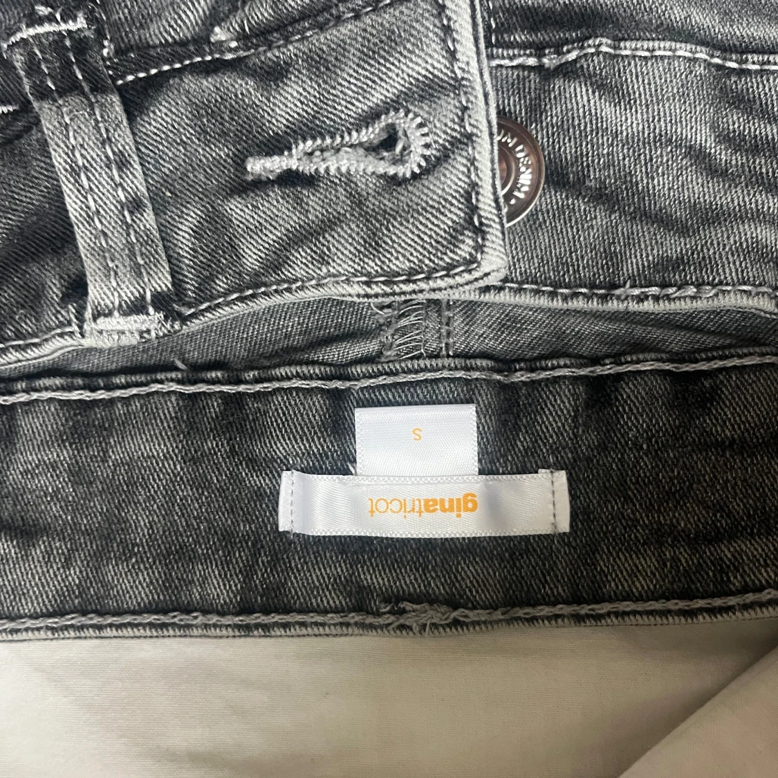 Grå bootcut jeans från Gina Tricot - 2