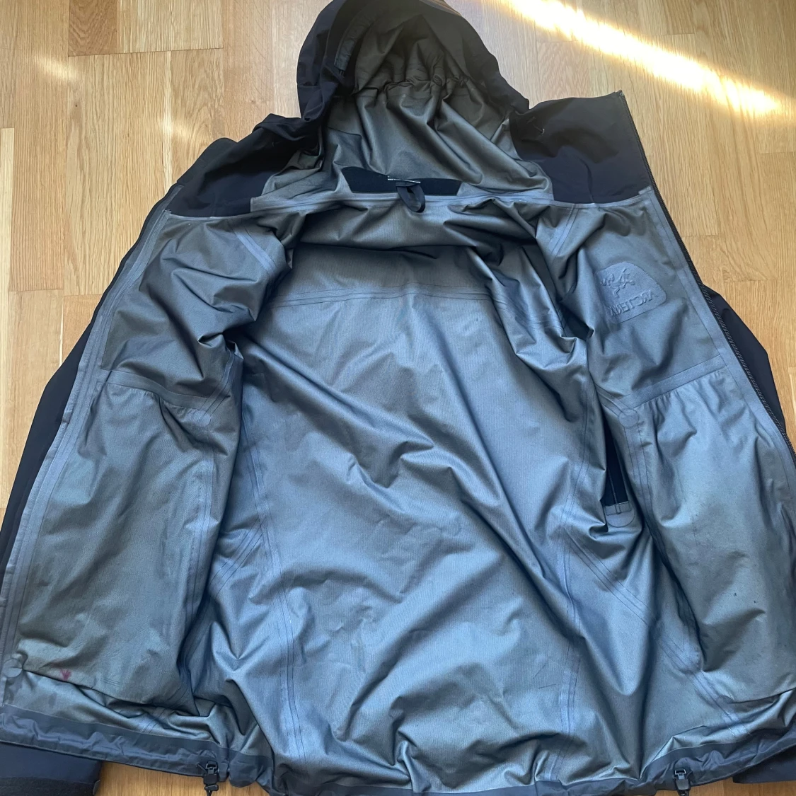 Svart Arc'teryx Gore-Tex vindjacka S - 3