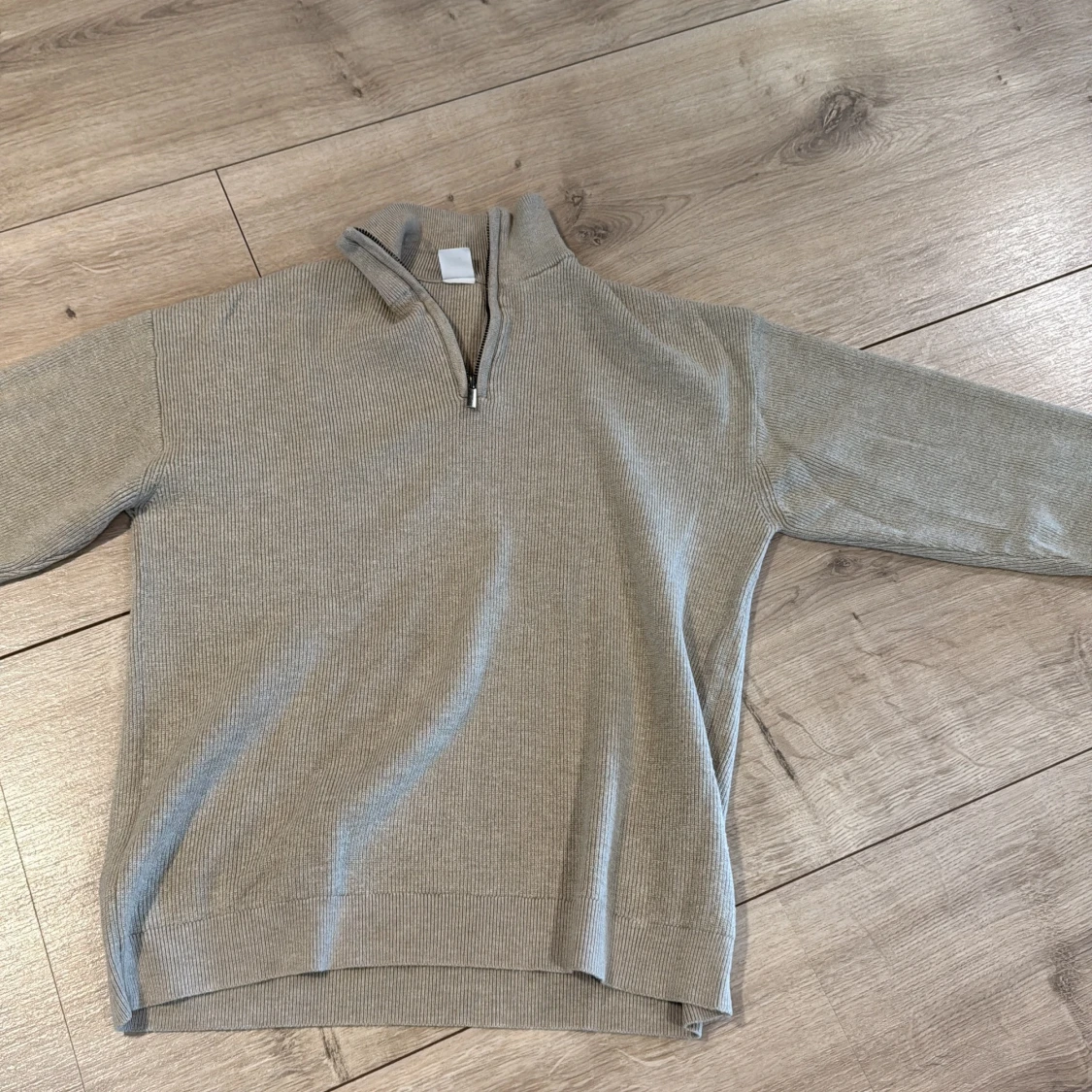 Grå ribbad half zip tröja