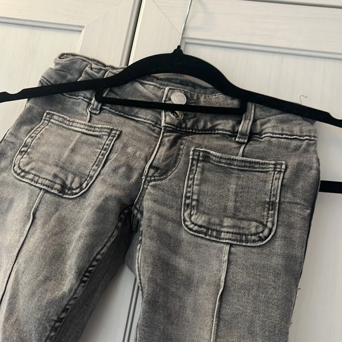 Grå bootcut jeans med fickor - 1