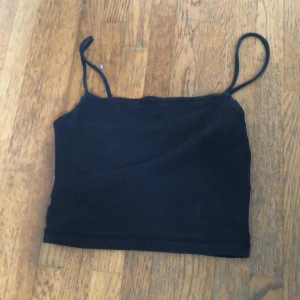Två svarta croptops från bikbok  - Båda använt en del, ingen tecken på användning. Säljer då de är för små för mig.