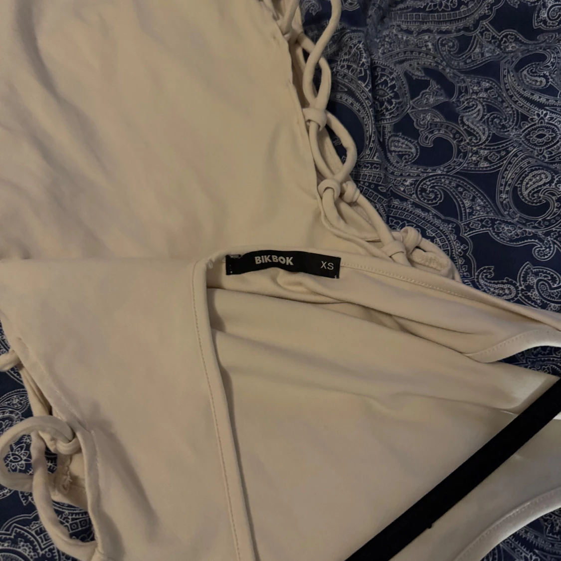 Beige body med snörning från Bik Bok - 1