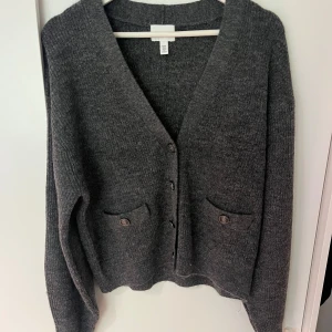 H&M kofta - Mörkgrå H&M kofta i storlek M. Oanvänd