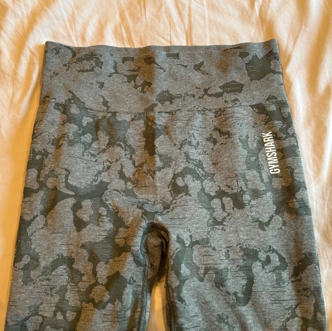 Grå gröna camo tränings thighs från Gymshark - 3