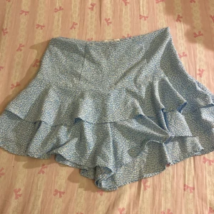 Blå kjol/shorts från Zara - Säljer söt blå shorts från Zara, de liknar en kjol men är faktiskt shorts!💕