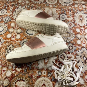 Valentino Open Sneakers - Hej! Säljer nu mina skor från märket Valentino , storlek 38, bra skick. Givetvis äkta, Tveka inte på att höra av dig om du har frågor eller funderingar kring skorna!