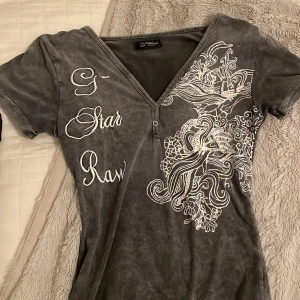 Grå t-shirt från G-Star Raw - Y2k tröja i storlek s. Har aldrig använt.