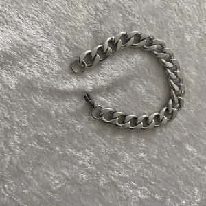 Silverfärgat armband - Snyggt och stilrent armband i silverfärg med breda länkar. Perfekt för att ge en modern touch till din outfit. Armbandet har en praktisk låsning som gör det enkelt att ta på och av. Ny 