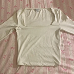 Vit långärmad topp - Säljer en vit långärmad topp från newyorkers💕storlek M men passar även S💗