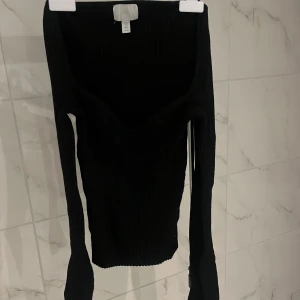Hjärtformad tröja - Svart hjärtformad tröja med utsvängda armar i storlek S från H&M. Säljer likadan i beige/krämvit. Säljer då den inte kommer till användning. 