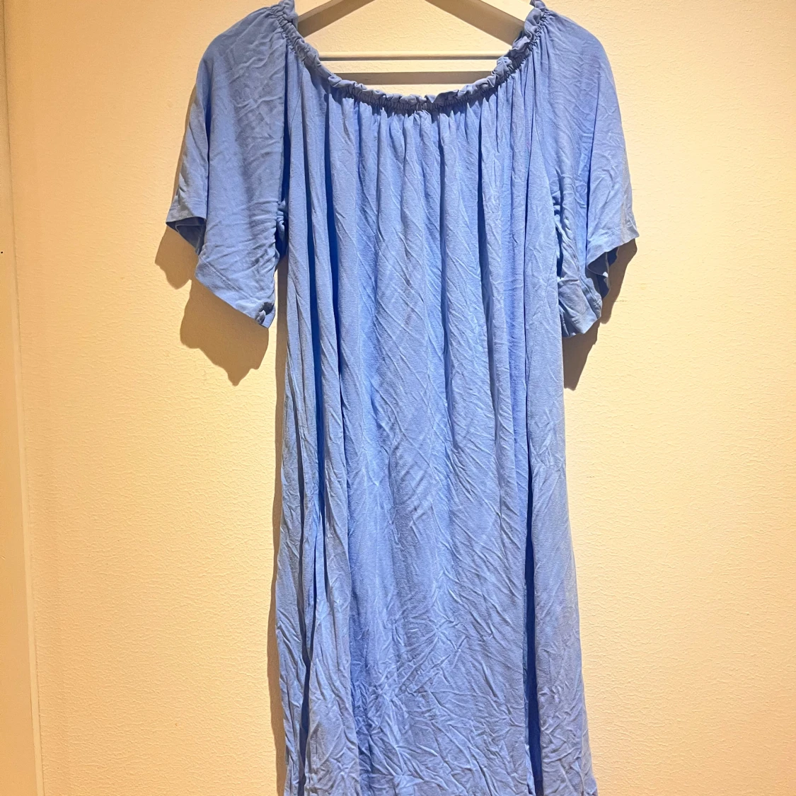 Ljusblå klänning med resårdetaljer - 1