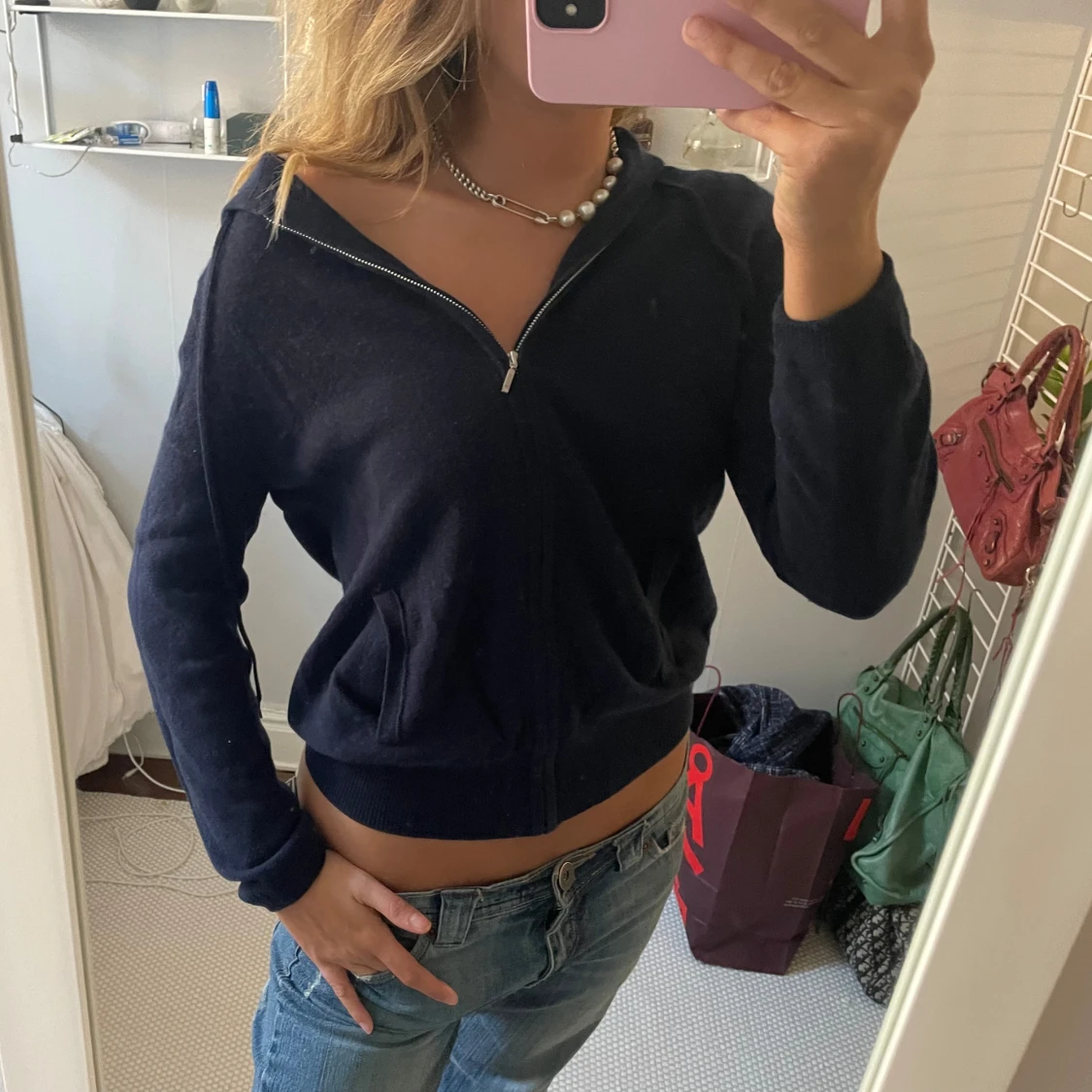 Mörkblå hoodie med dragkedja