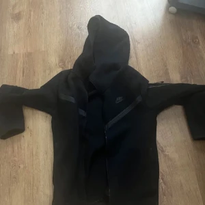 Nike tech svart - Säljer svart Nike tech! Skriv om du är  Intresserad, har används några gånger! Size S