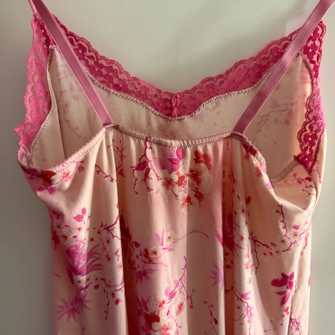 Rosa blommig klänning med spetsdetaljer - 1