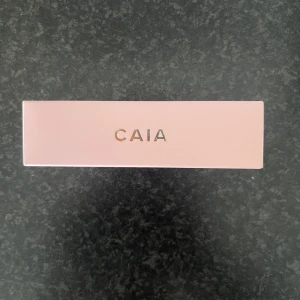 Rouge Berry Kiss från CAIA - Säljer ett rouge från CAIA i nyansen Berry Kiss. Denna produkt ger en fräsch och naturlig rodnad till kinderna med en härlig bärig ton. Perfekt för att ge ansiktet en pigg och livfull look.