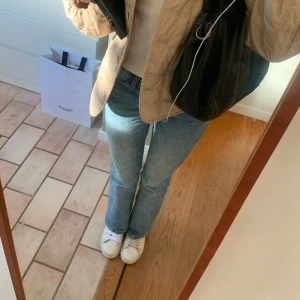 Blå bootcut jeans - Snygga blå bootcut jeans med låg midja från brandy Melville. Perfekta för en avslappnad stil. Välanvända, har ett hål på bakfickan som jag kan skicka bild på! Nypris 40€❤️❤️❤️