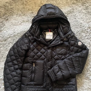 Moncler bercy jacket - Storlek 2, cond 7/10, Köpt på vongreven closet för 4499kr Ge bud! för mer frågor eller bilder så hör av er!
