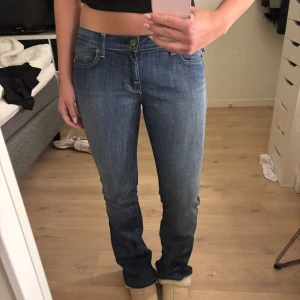 Blå jeans med broderad bakficka - Snygga lågmidjade bootcut jeans med glitterdetaljer på rumpan. Storlek 30☺️