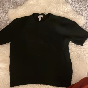 Svart stickad  - Svart stickad Tshirt från hm, lite nopprig men annars inga defekter💕