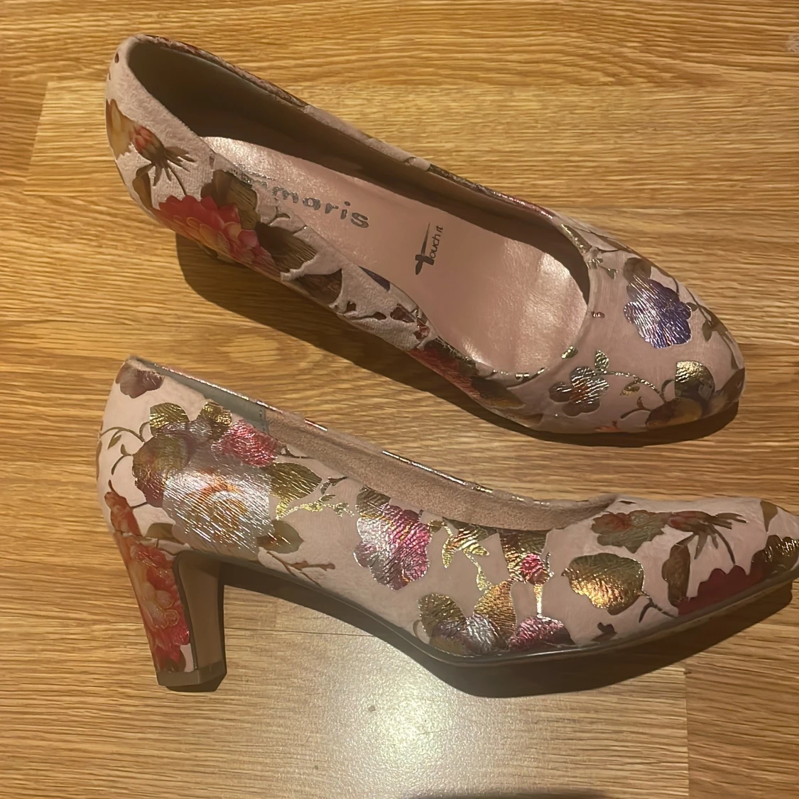 Blommiga pumps från Tamaris - 1